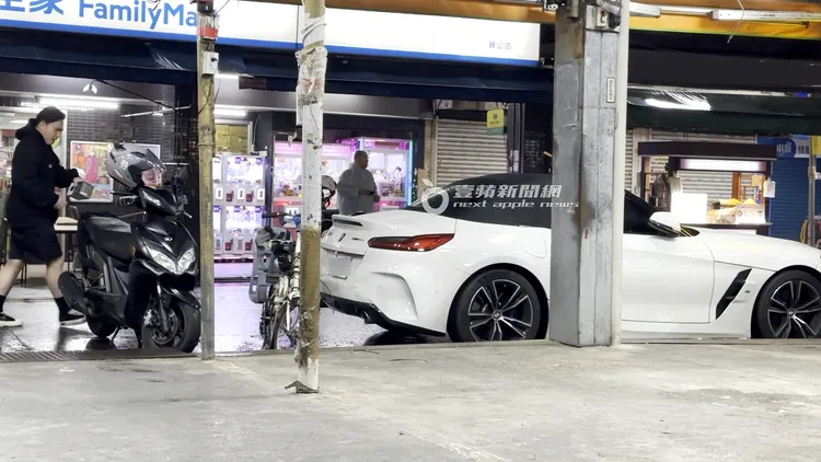 無尊（左）走向停在路邊的BMW Z4 sDrive20i新車。特勤中心攝