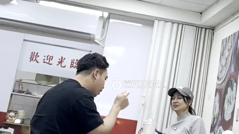 阿喜（右）素顏和無尊到內湖737巷美食街，在「鑽牛餃煎」吃麵。特勤中心攝