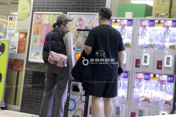 2人在機台前聊起夾娃娃，一連看了3、4台。特勤中心攝