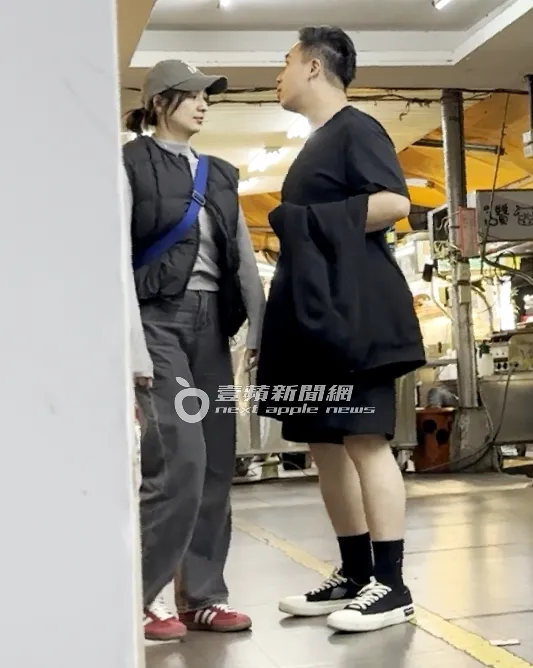 阿喜（左）與無尊有聊不完的話。特勤中心攝