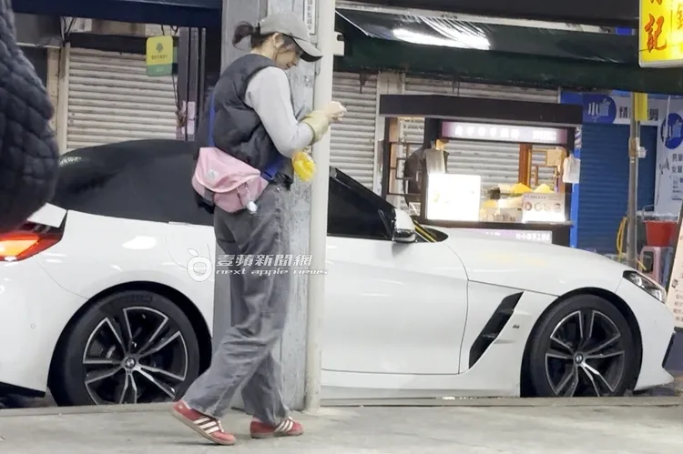 阿喜拿著戰利品，邊走邊研究羽毛球上車。特勤中心攝