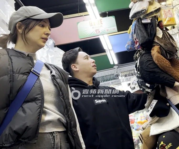 「宅男女神」阿喜和無尊逛街，臉蛋和中國女星趙薇有幾分相似。特勤中心攝