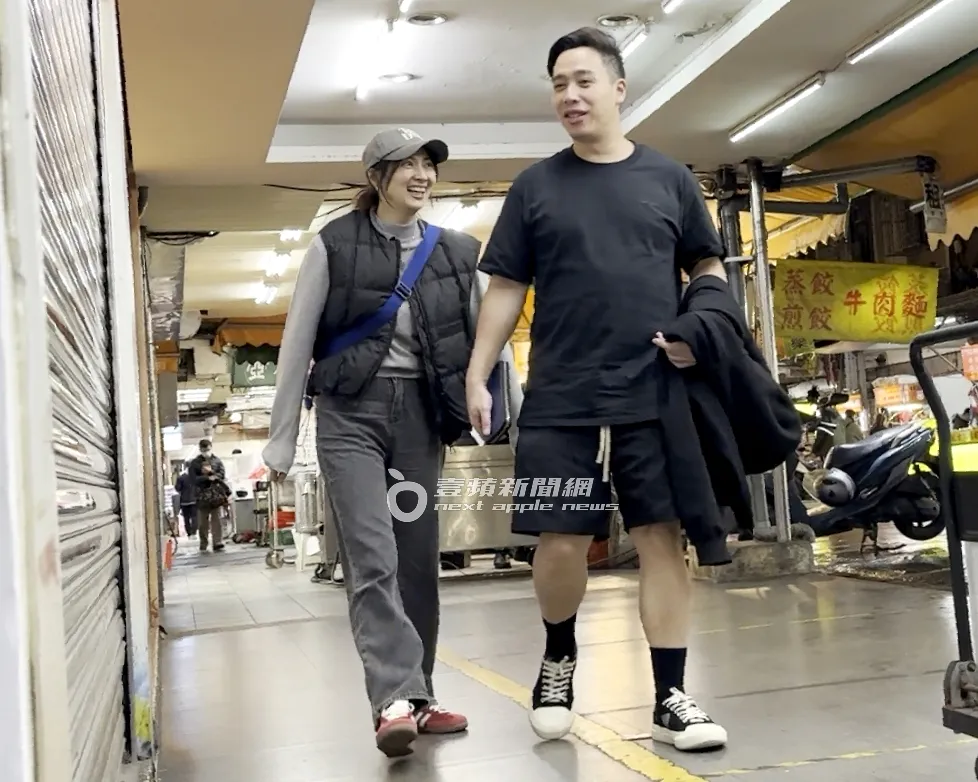 無尊（右）和阿喜又說又笑繼續逛街幫助消化。特勤中心攝