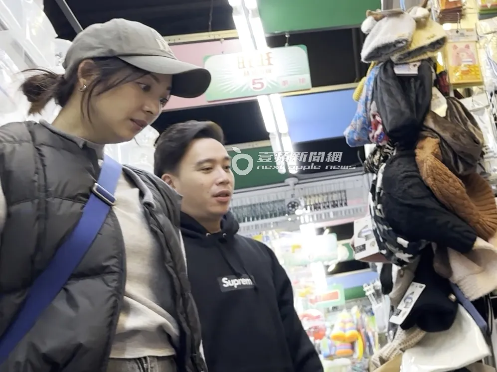 阿喜（左）跟無尊看完帽子，眼神一同飄向口罩區。特勤中心攝