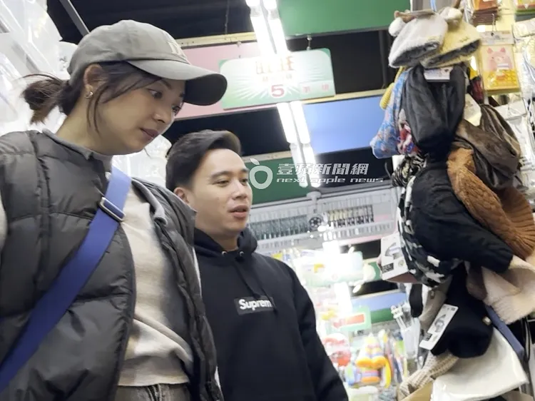 阿喜（左）跟無尊看完帽子，眼神一同飄向口罩區。特勤中心攝