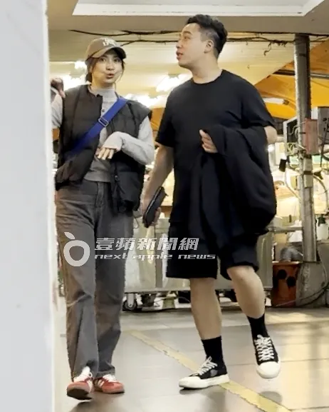 阿喜（左）與無尊逛街手勢多。特勤中心攝