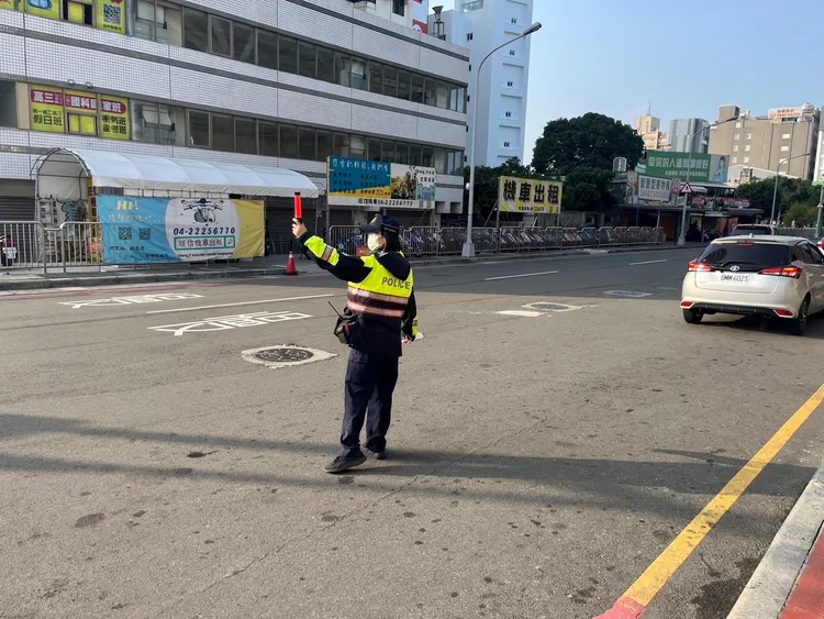 台中第三警分局春節連假期間在轄區人車潮聚集地啟動交通疏導措施。翻攝畫面