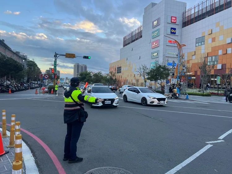 台中第三警分局春節連假期間在轄區人車潮聚集地啟動交通疏導措施。翻攝畫面