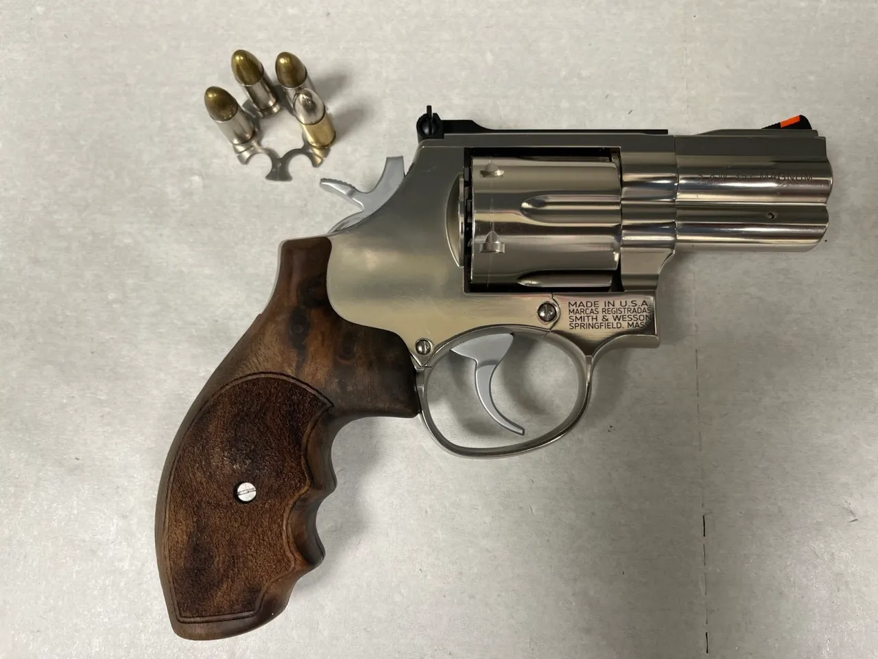 警方查獲改造槍枝1把、子彈4顆以及大量毒品。翻攝畫面