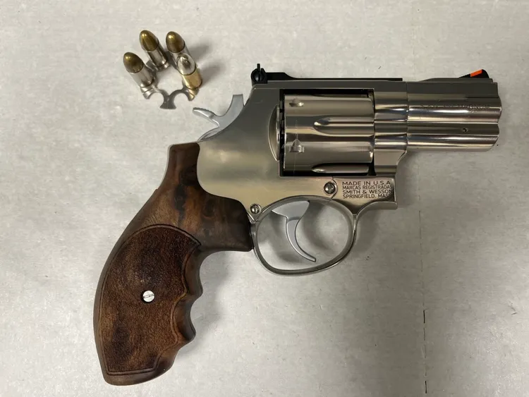 警方查獲改造槍枝1把、子彈4顆以及大量毒品。翻攝畫面