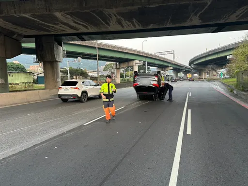 年初五回家探親自撞翻車！他「鴕鳥心態」逃回家躲　警逮人搜出槍毒