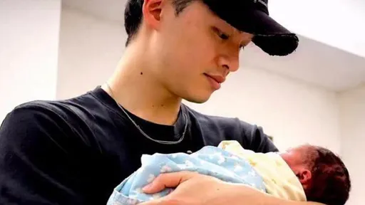 走過5年求子低潮！楊昇達當爸了　抱愛女甜謝若綺：我愛你