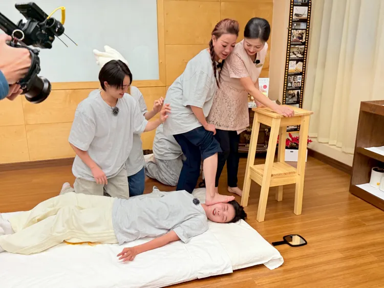 楊繡惠（右二）看了技癢，搶著上場，狠踩籃籃的臉