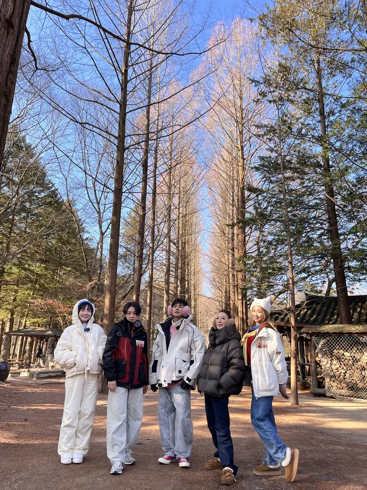 籃籃（左起）、張文綺、阿翔、楊繡惠、秀秀子走訪韓國因韓劇《冬季戀歌》爆紅的南怡島。民視提供