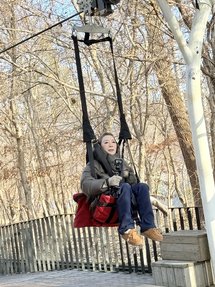 楊繡惠體驗高空滑索。民視提供