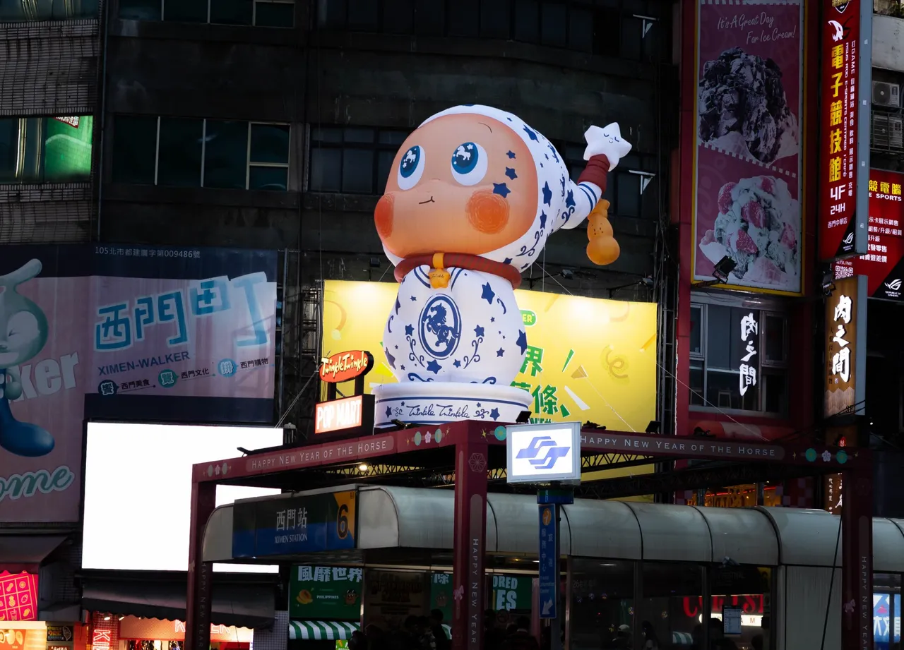 星星人、LABUBU、DIMOO等人氣角色燈組點亮西門町街頭。台北市觀傳局提供