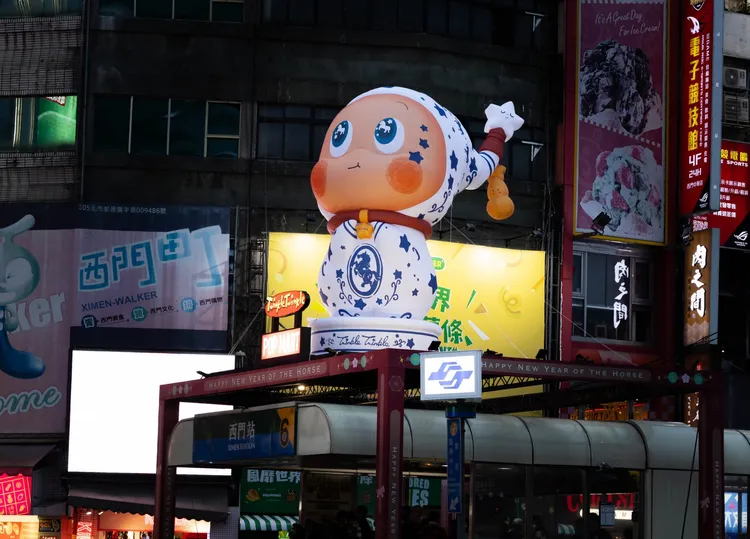 星星人、LABUBU、DIMOO等人氣角色燈組點亮西門町街頭。台北市觀傳局提供