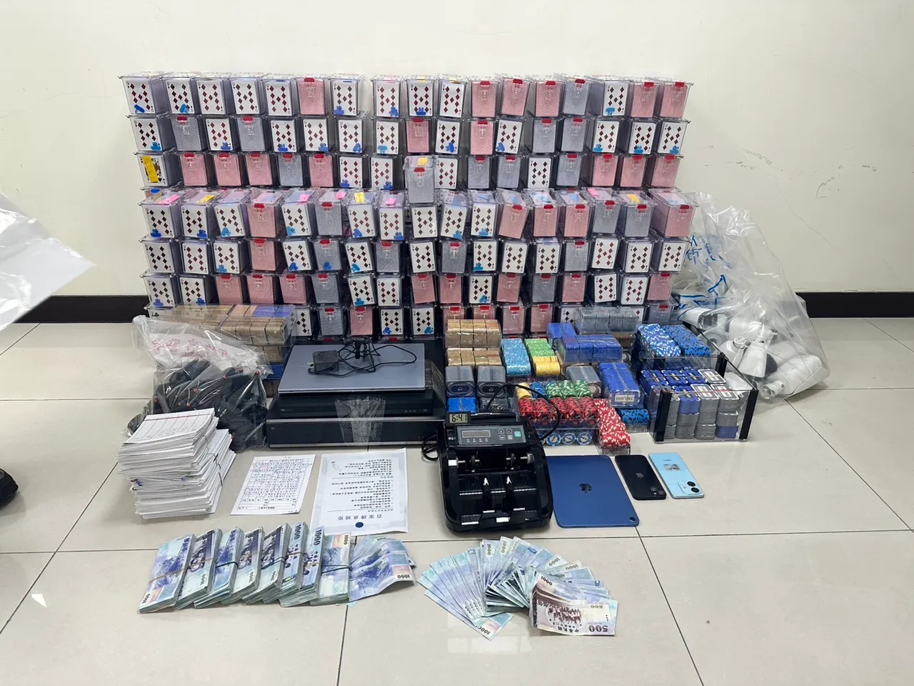 警方查獲5.7億的籌碼。翻攝畫面