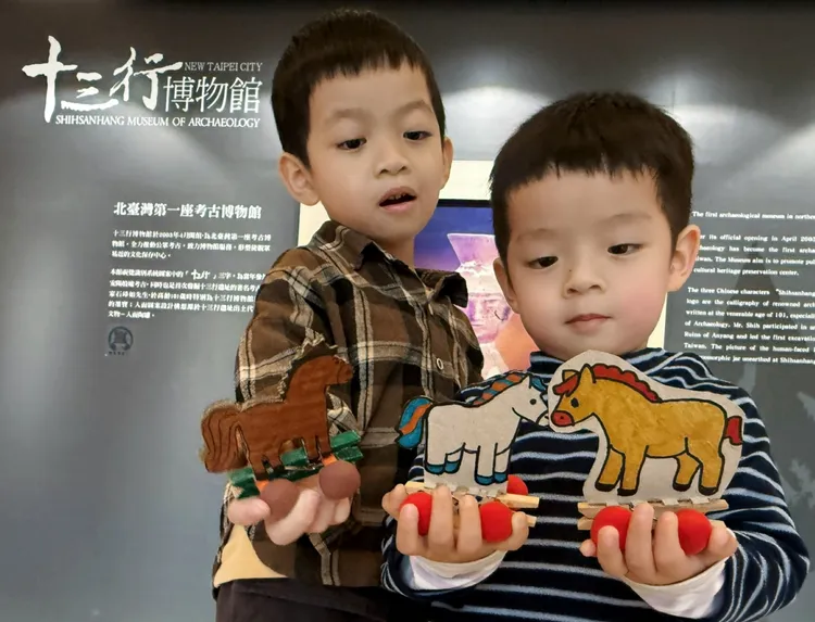 「馬蹄踏踏 Kolo 響」DIY 手作利用回收紙箱製作環保小馬車。館方提供