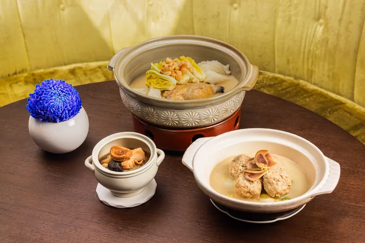 雲錦砂鍋花膠火朣雞湯，入口醇厚回甘、鮮味透骨 (圖中)。台北君悅提供