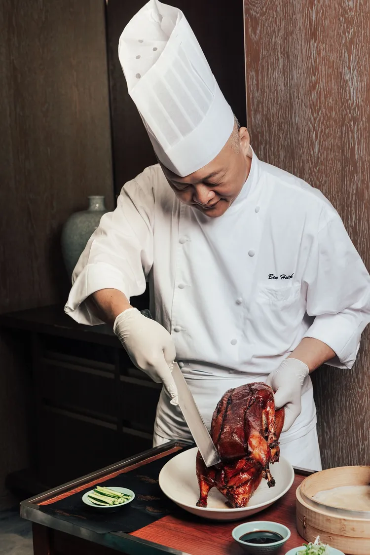 雲錦中餐廳主廚謝承志於桌邊氣派片鴨。台北君悅提供