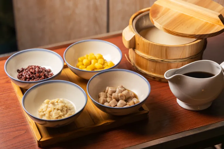 雲錦中餐廳木桶豆花，遵循鹽滷製法，佐4種配料。台北君悅提供