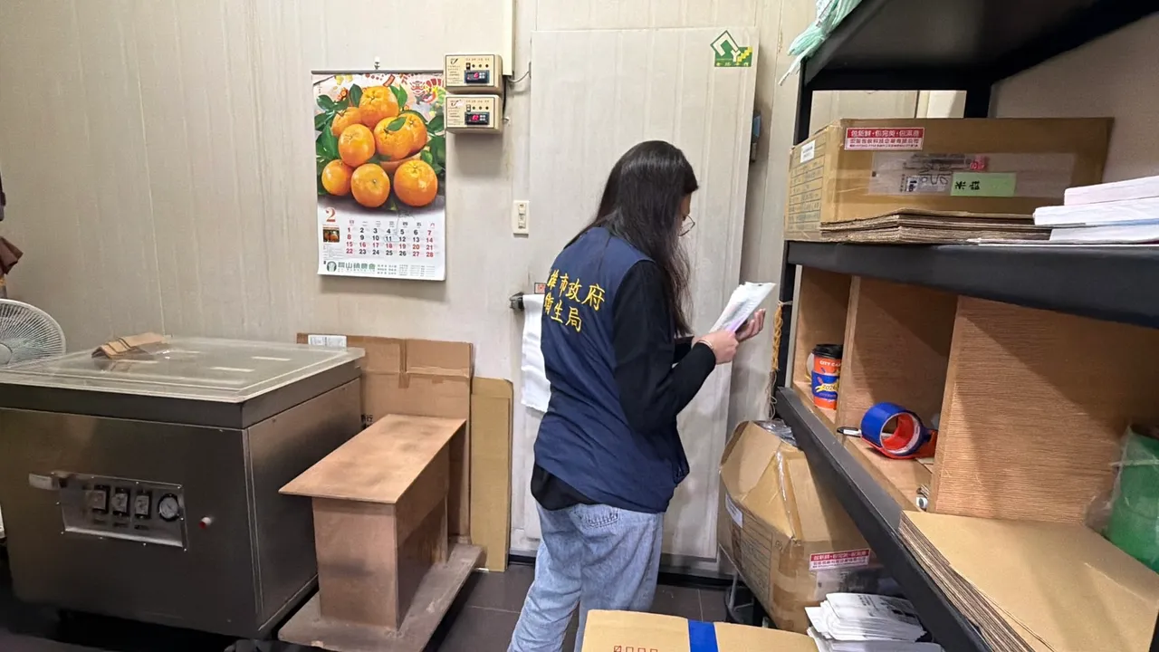高雄市衛生局現場查察，現場架上及倉庫未發現逾期米。翻攝畫面
