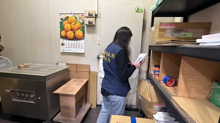 高雄市衛生局現場查察，現場架上及倉庫未發現逾期米。翻攝畫面