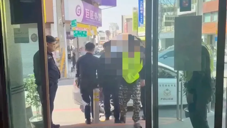 警方將涉嫌動手毆打張男的4名男女街友帶回警所，詢後依傷害致死罪送辦。翻攝照片