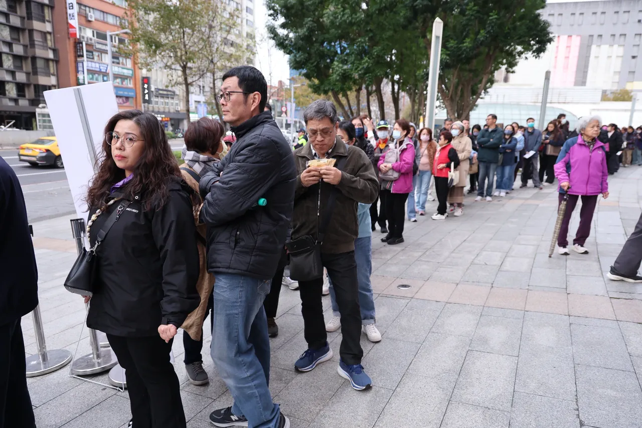 粉絲早早排隊入場，期待與二姐美聲團聚。莊宗達攝