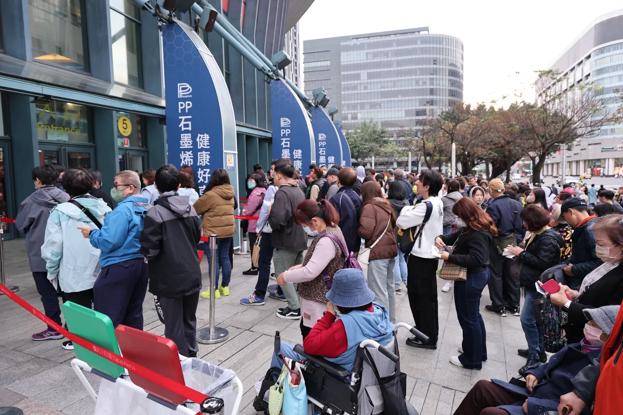 儘管大年初四開唱，粉絲仍攜家帶眷朝聖。莊宗達攝