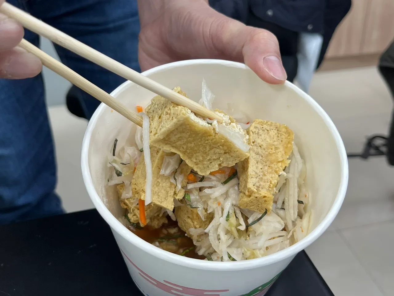 北市「玉里橋頭臭豆腐」遭投訴太臭，但卻是許多饕客喜愛的味道。攝影中心