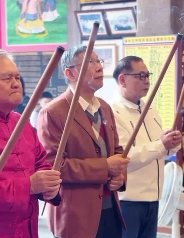 柯文哲、陳見賢新埔廣和宮參拜。翻攝陳見賢臉書