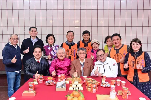 柯文哲、陳見賢新埔廣和宮參拜　「白」挺藍了？！