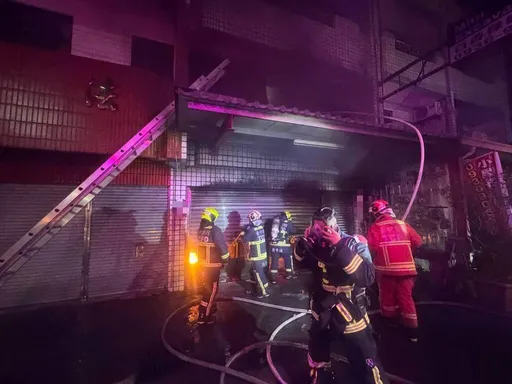 台中東勢凌晨民宅火警　鐵門打不開！陽台架梯救出3人送醫