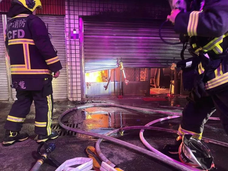 消防人員破門入內撲滅火勢，發現是客廳雜物及電器燒起來，原因待查。民眾提供