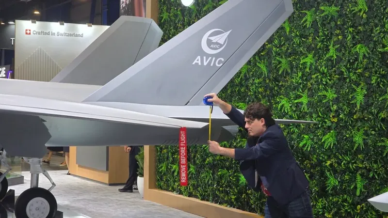 踢館！反中軍工創辦人量測殲-35尺寸　一句話讓中方氣炸