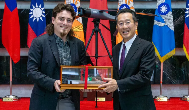  國防部長顧立雄（右）去年接見無人機製造商美國Anduril公司創辦人拉奇（左），並互贈紀念品。國防部提供