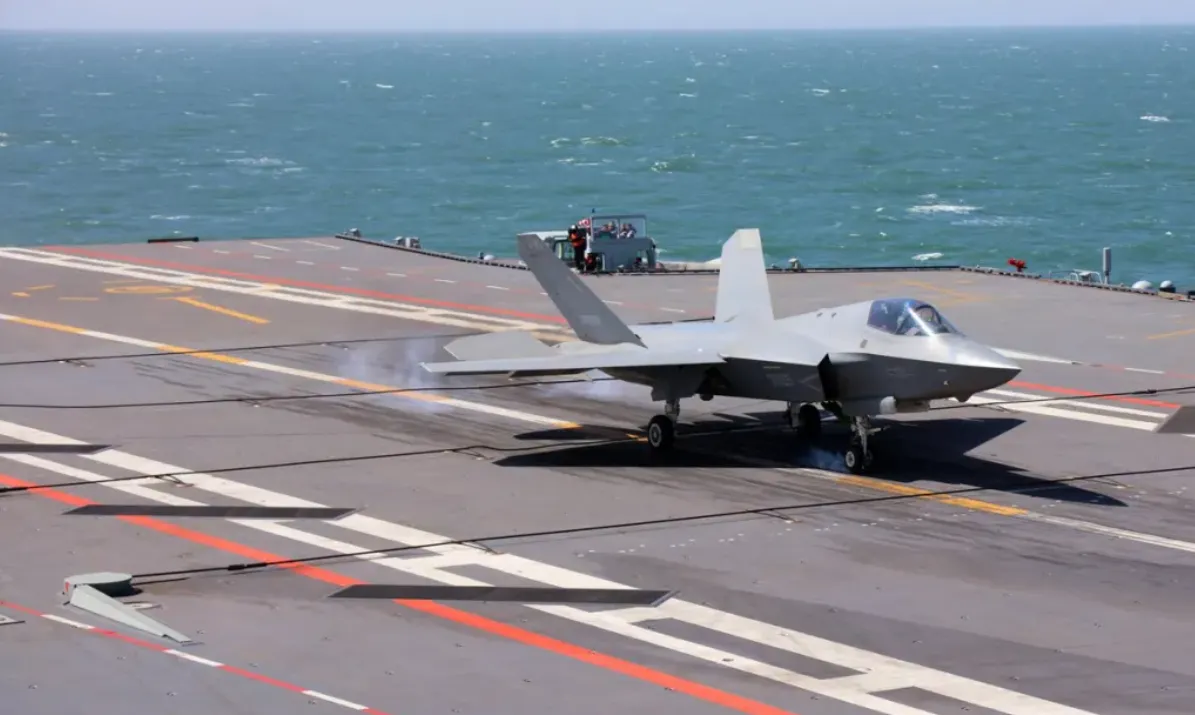 殲-35匿蹤戰機已經配備在中國航空母艦福建號上。翻攝解放軍網