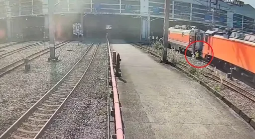 列車逼近沒注意！七堵調車工遭撞險喪命　驚悚瞬間曝