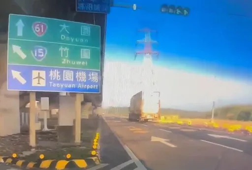 載運酒瓶大貨車惹禍！　台15線蘆竹段路面遍布碎玻璃