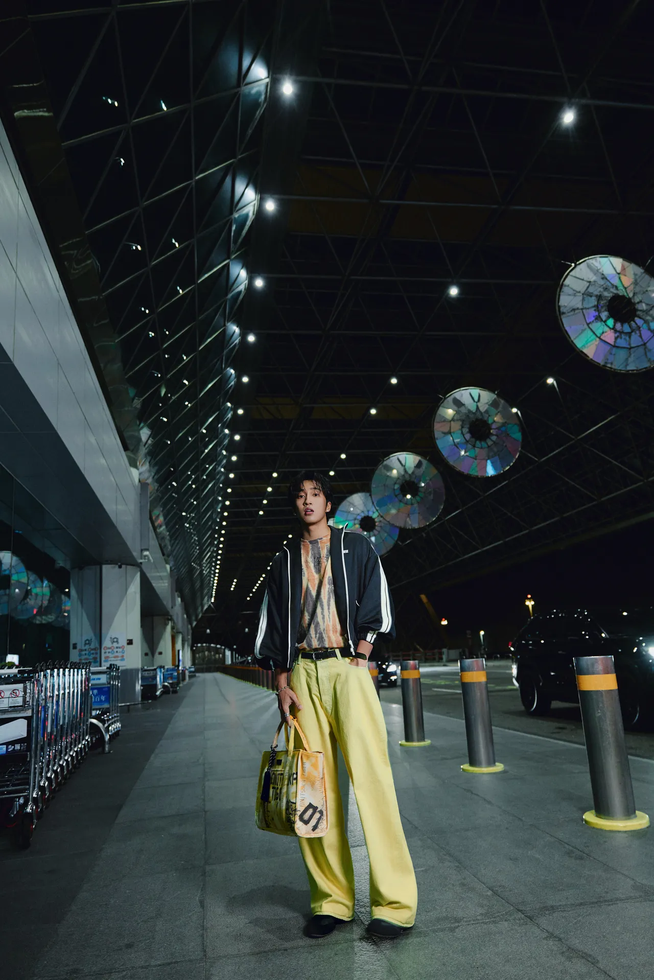 婁峻碩的機場時尚選穿Onitsuka Tiger 2026春夏Denivita日製丹寧系列。品牌提供