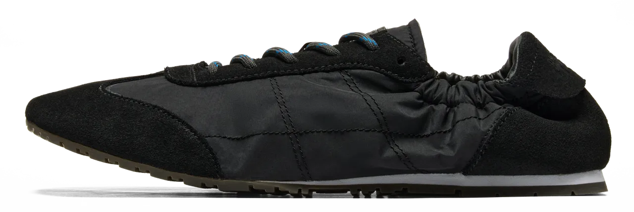 Onitsuka Tiger霧面皮革黑色PLABALA鞋款，6180元。品牌提供