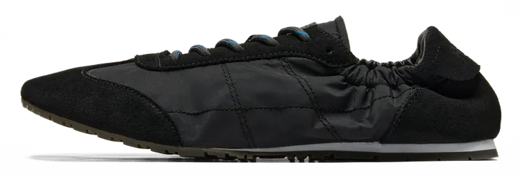 Onitsuka Tiger霧面皮革黑色PLABALA鞋款，6180元。品牌提供