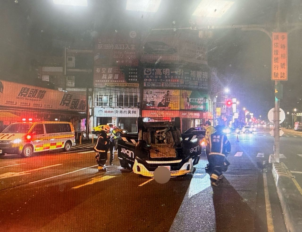 運將精神恍惚!開車撞中央分隔島翻覆 擦挫傷送醫