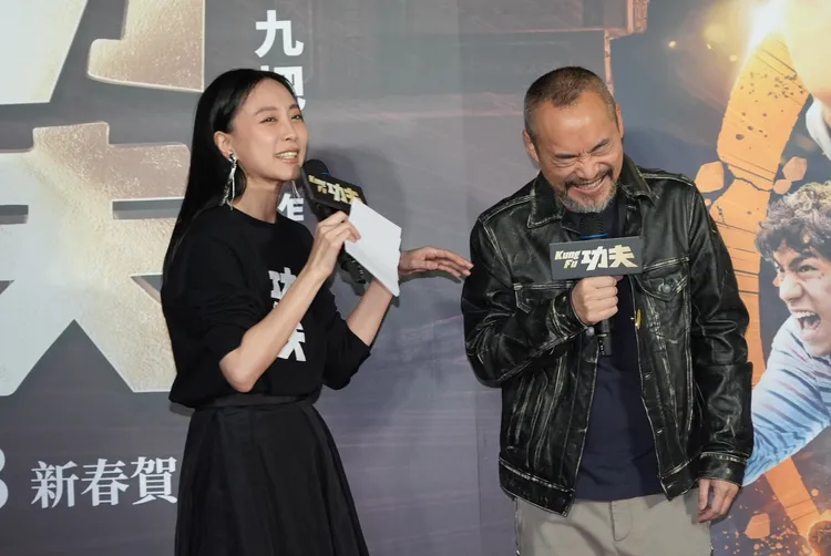 黃立成（右）和容嘉同台。彭欣偉攝