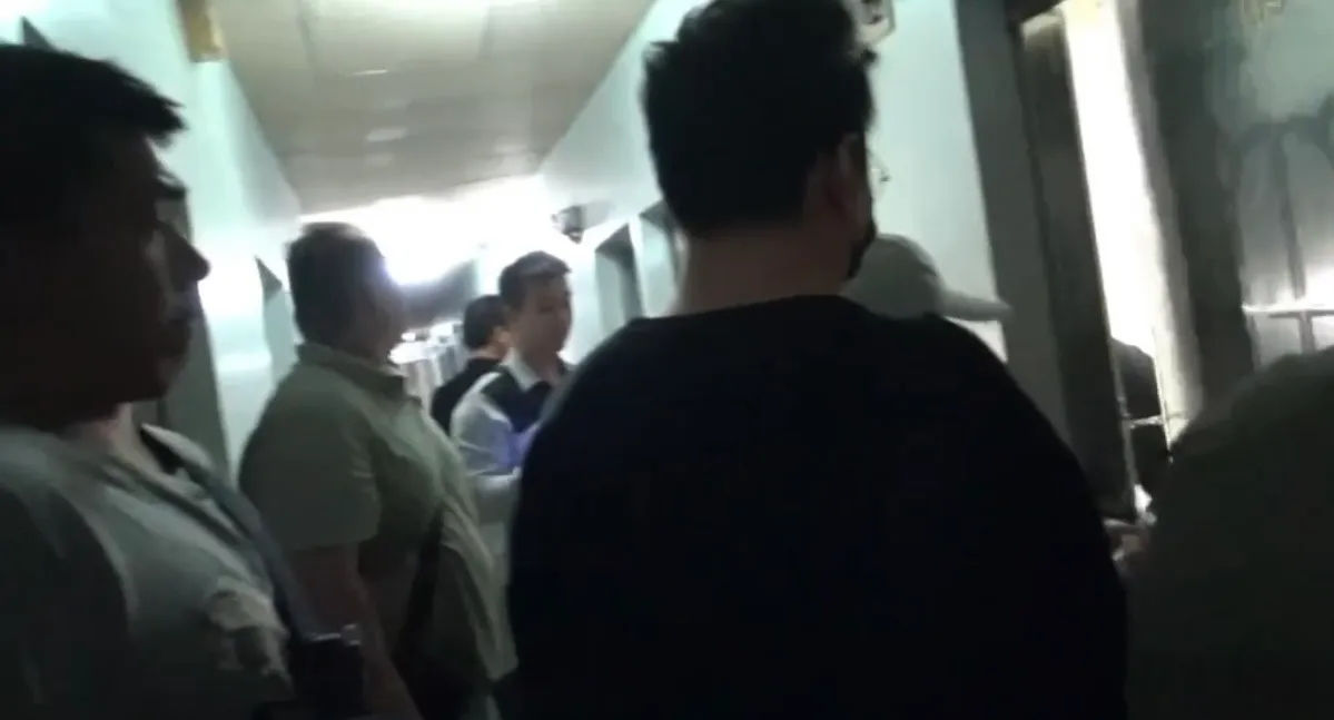 警方前往某科大校園旁學生出租套房攻堅。翻攝畫面