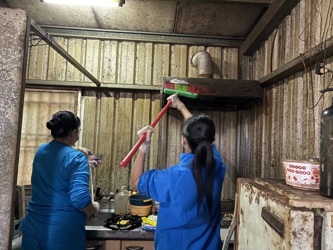 志工協助打掃環境。新竹縣府提供