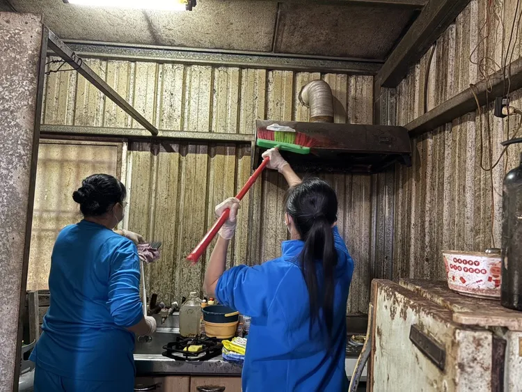 志工協助打掃環境。新竹縣府提供