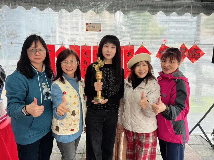 已故影帝陳松勇《金馬獎》獎座驚喜現身揮毫現場，讓民眾感受最佳男主角的魅力，也沾沾馬年喜氣。服務處提供